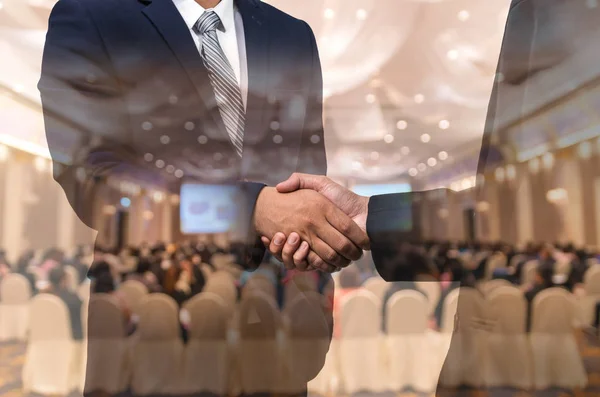 Doble exposición de hombres de negocios Handshake —  Fotos de Stock