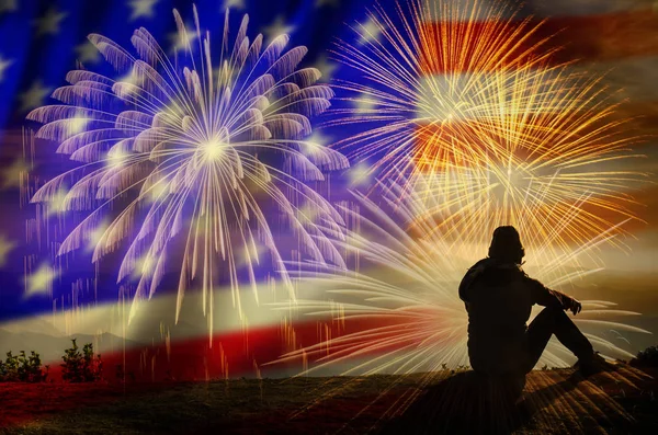 Homme d regarder sur les feux d'artifice multicolore — Photo