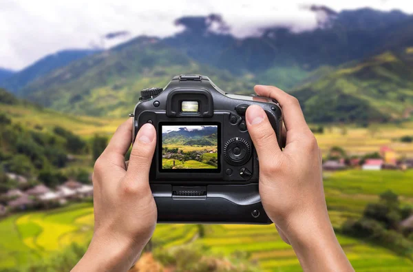 Mãos segurando a câmera — Fotografia de Stock