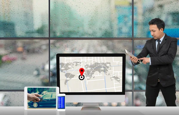 Asya işadamı tablet kullanma 