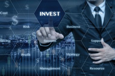 Invest simgesi dokunmadan işadamı 