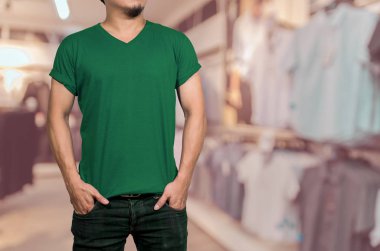 boş t-shirt giyen adam 