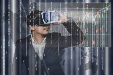 Sanal gerçeklik giyen Asyalı adam