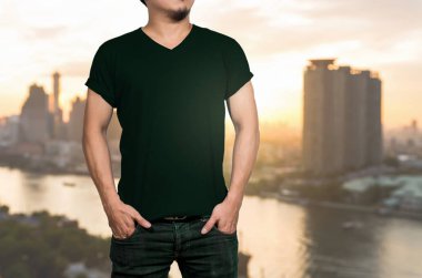 boş t-shirt giyen adam 