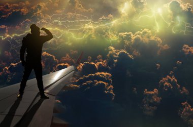 Gök gürültüsü Lightning'ler arayan adam 