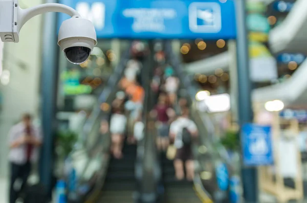 Caméra de sécurité surveillant le magasin — Photo