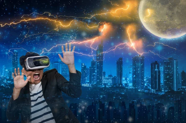 Homem vestindo realidade virtual — Fotografia de Stock