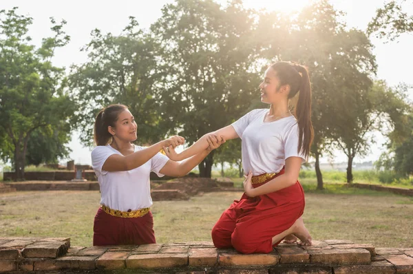 Красиві молоді дівчата тайський танці — стокове фото