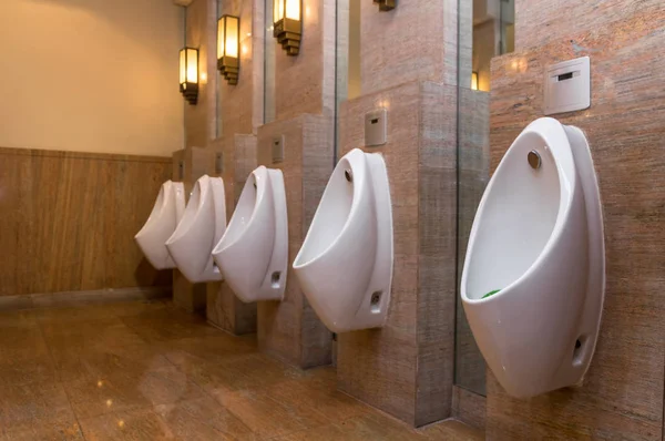Rad av urinoar i manliga toalett — Stockfoto