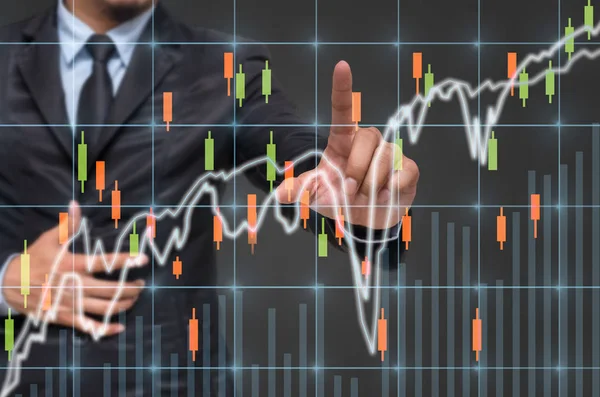 Uomo d'affari p toccare il grafico di trading — Foto Stock