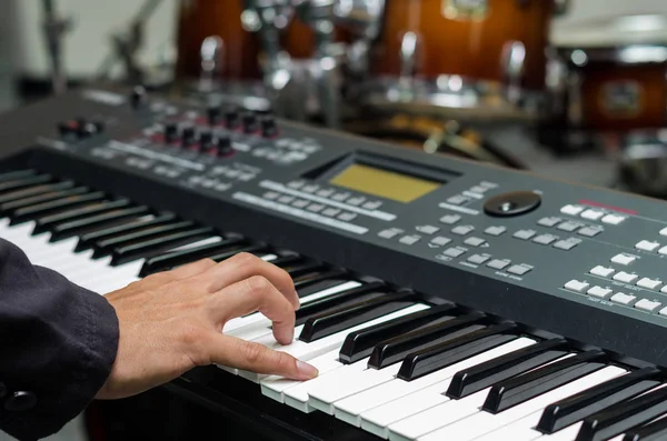 Mãos fechadas tocando o teclado — Fotografia de Stock