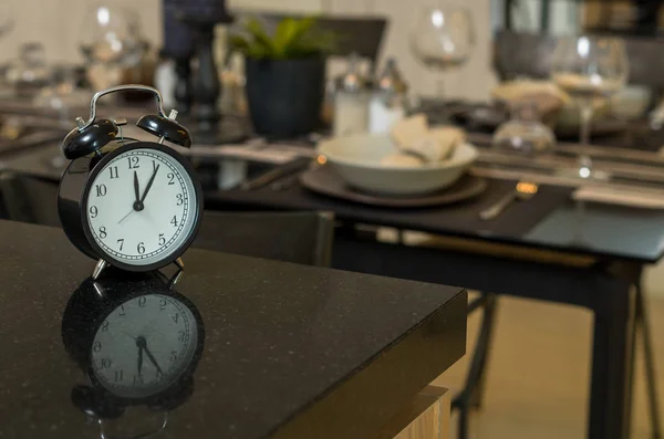 빈티지 시계 설정 하는 레스토랑 — 스톡 사진