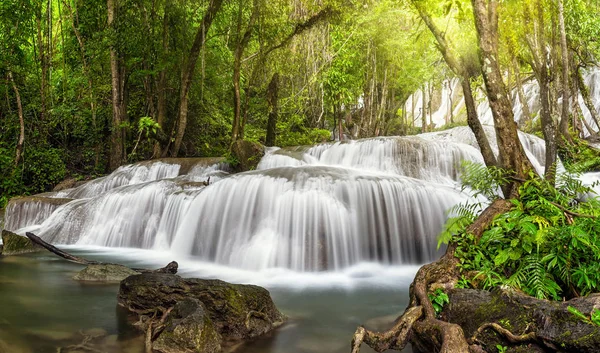 Bela cachoeira na floresta profunda — Fotografia de Stock