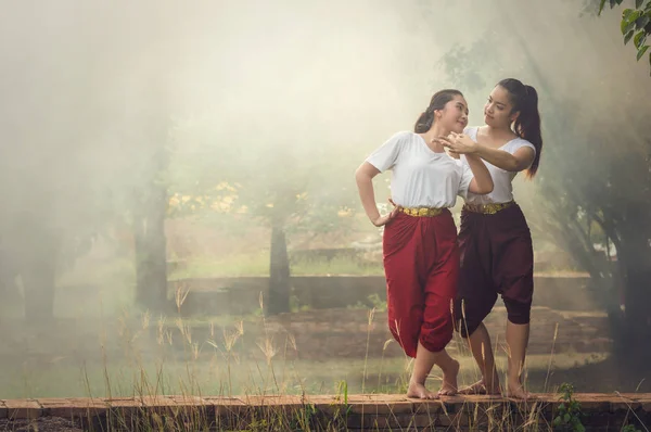 Όμορφα νεαρά κορίτσια που χορεύουν Ταϊλάνδης — Φωτογραφία Αρχείου