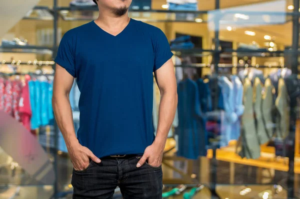 Ember üres pólót visel — Stock Fotó