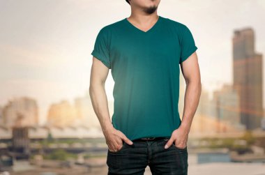 boş t-shirt giyen adam 