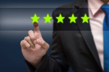 Beş yıldız sembolü işaret eden işadamı 