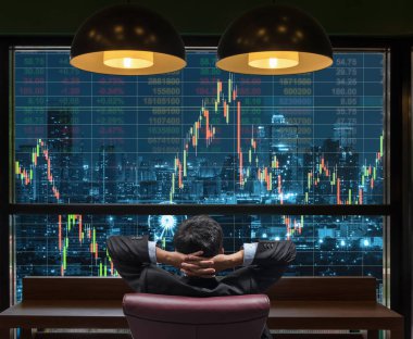 Tarafında oturan işadamı geri