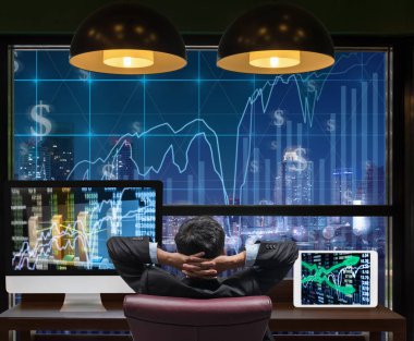 Tarafında oturan işadamı geri 