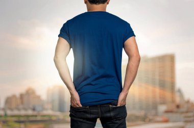 boş t-shirt giyen adam 