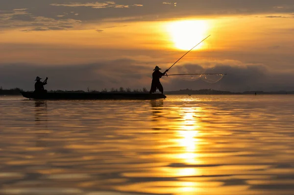 Silhouette of asia traditional fishermen — Stock Photo, Image