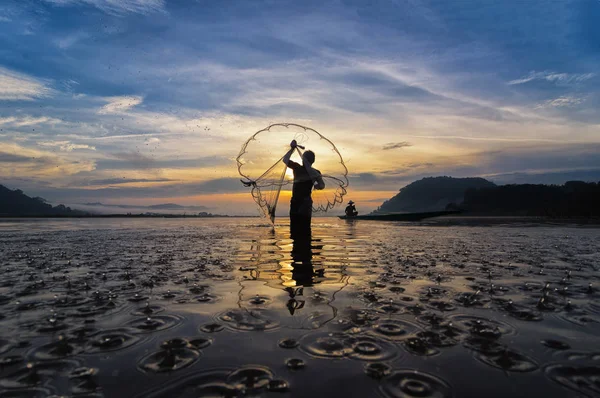 Silhouette of asia traditional fishermen — Stock Photo, Image