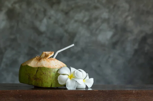 Noix de coco avec Frangipani sur la table — Photo