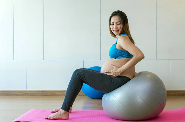 妊娠中の女性の運動 — ストック写真