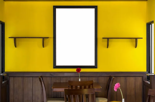 Ensemble estaurant avec mur de couleur jaune — Photo