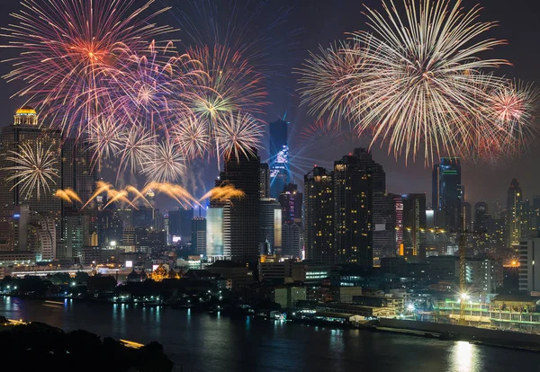 Celebración de fuegos artificiales multicolor —  Fotos de Stock