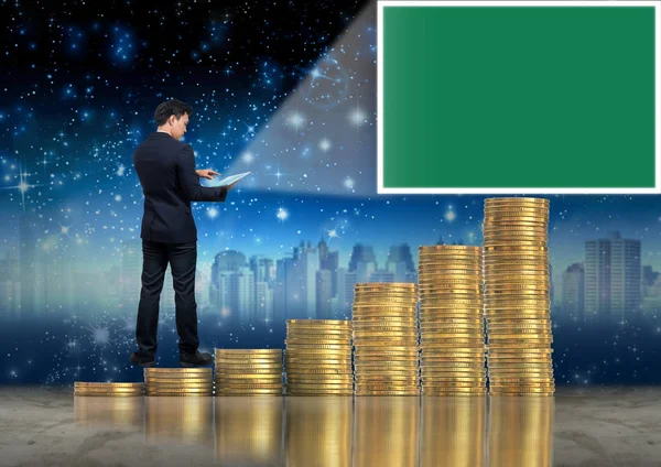 Affärsman som stående på bunten med guldmynt — Stockfoto