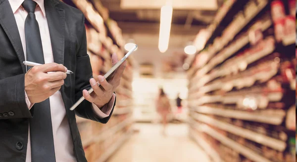 Businessman using the tablet — Stock Photo, Image