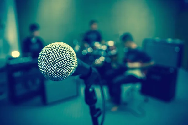 Microphone on musician blurred background — Stock Photo, Image