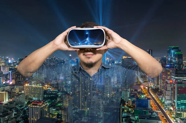 Azjatycki człowiek ubrany wirtualnej rzeczywistości — Zdjęcie stockowe