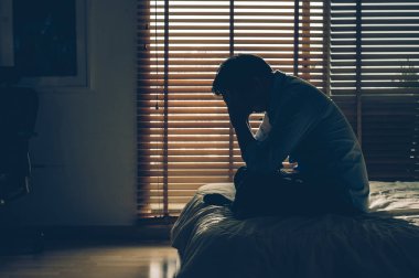 Kafa elinde oturan sad işadamı