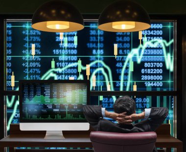 Tarafında oturan işadamı geri 