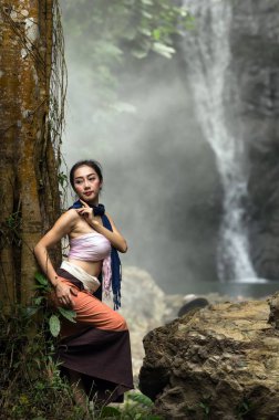  şelale üzerinde duran kadın