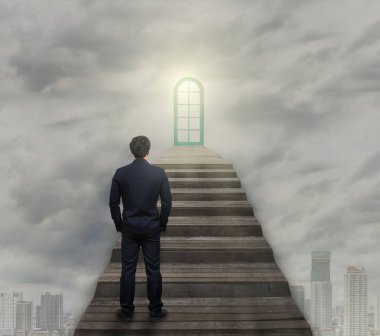 Merdivenlerden yukarı yürümek için ayakta işadamı