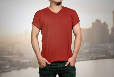 boş t-shirt giyen adam 