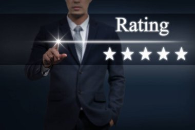 Beş yıldızlı işaret eden işadamı 