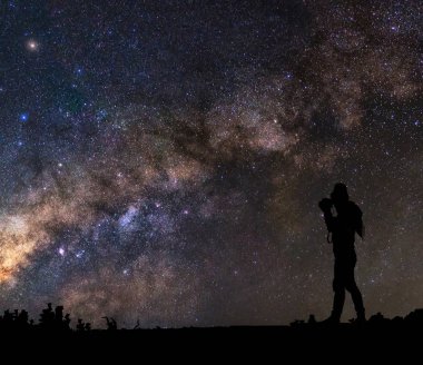 Kim ayakta ve çekici fotoğraf fotoğrafçı