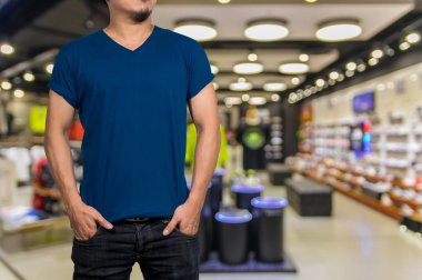 boş t-shirt giyen adam 