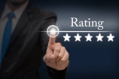 Beş yıldızlı işaret eden işadamı 