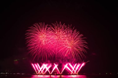 Çok renkli havai fişek kutlama