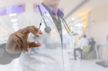 Tatlı doktor el şırınga tutarak