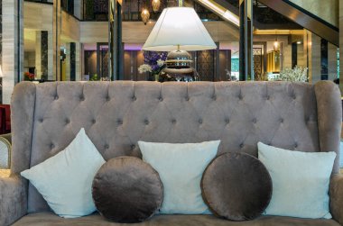 Kanepenin yastık ve kavram süslemeleri