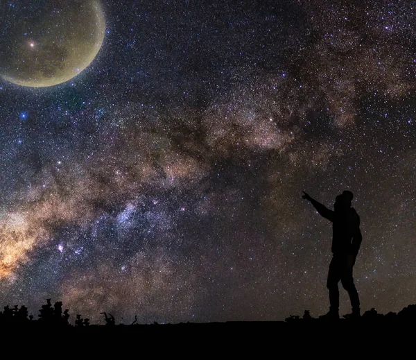 Hombre que de pie y señalando a la luna — Foto de Stock