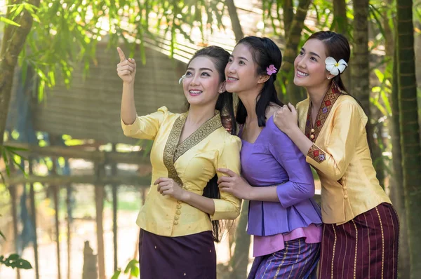 Retrato de três meninas bonitas asiáticas — Fotografia de Stock