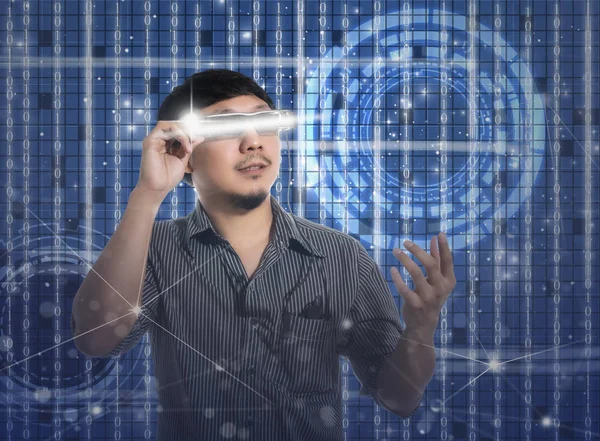 Hombre con gafas inteligentes de alta tecnología —  Fotos de Stock