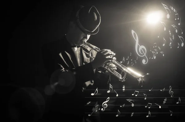 Zenész trombitál — Stock Fotó